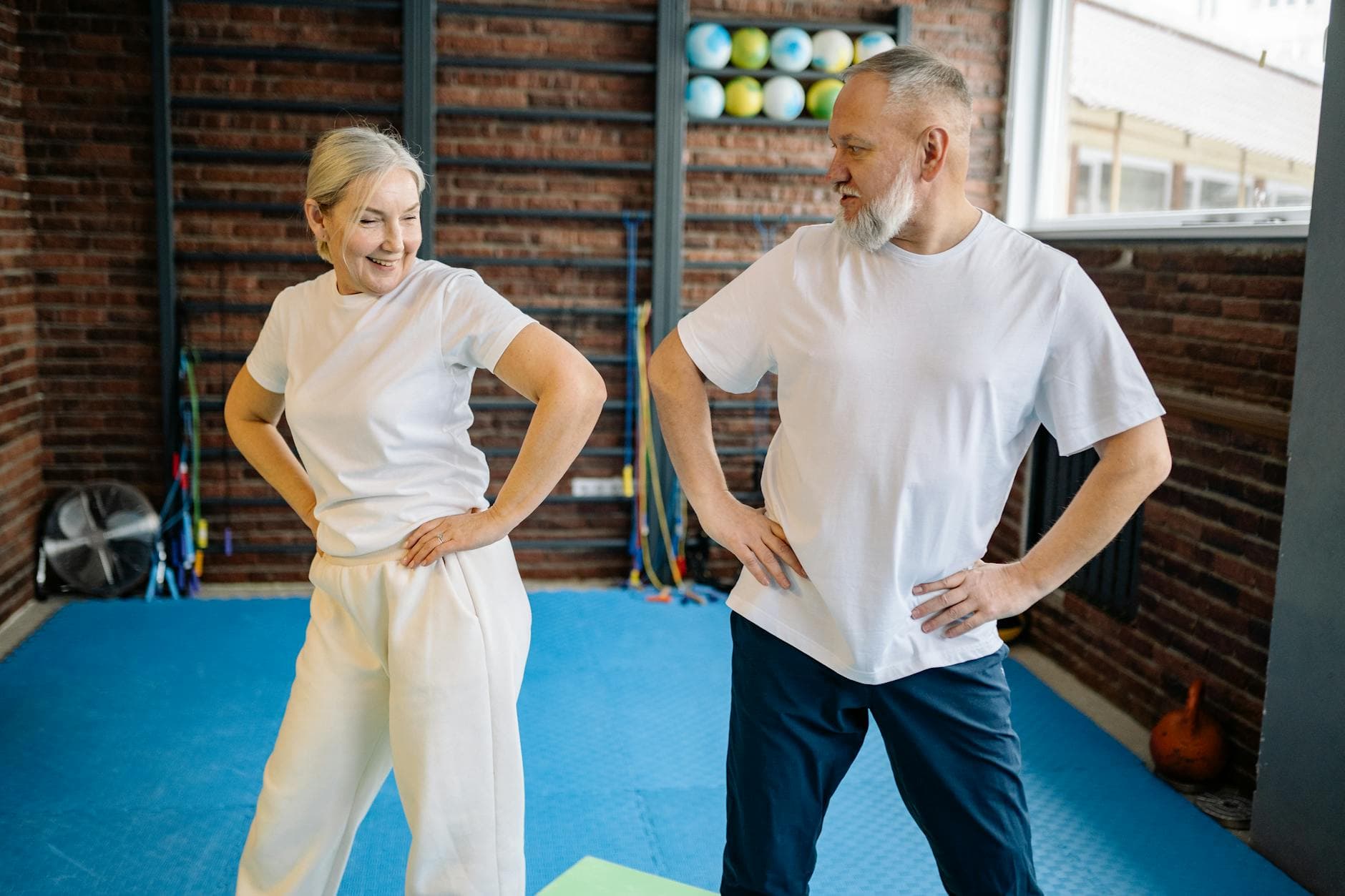 Da li su vežbe u krevetu efikasnije od HIIT-a za smanjenje trbušne masti kod starijih osoba?